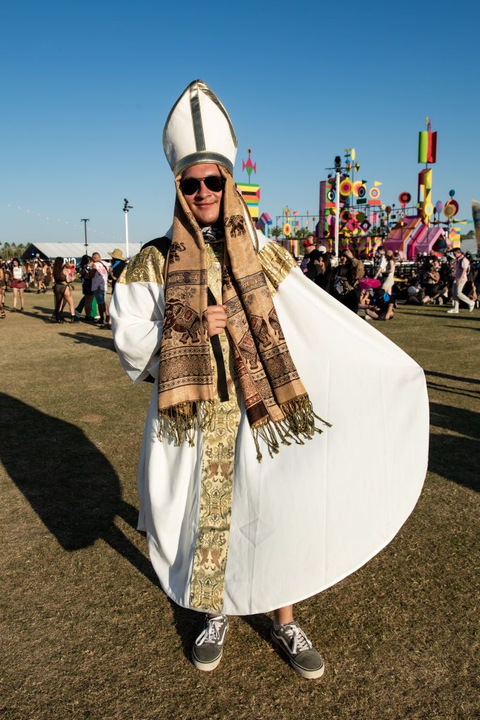 INDIO, CALIFORNIA - APRIL 20: (FOR EDITORIAL USE ONLY) A festival goer attends the 2024 Coachella Valley Music and Arts Festival - Weekend 2 at Empire Polo Club on April 20, 2024 in Indio, California. (Photo by Timothy Norris/Getty Images for Coachella) I look di Coachella 2024, su e giù dal palco - immagine 18