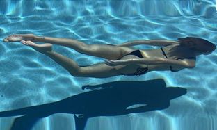 Voglia d’estate: vip in quarantena col bikini