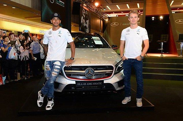 Lewis Hamilton VS Nico Rosberg. È sfida di look - immagine 3