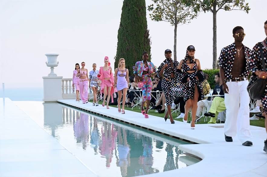 &#8220;La Vacanza&#8221;: Donatella Versace e Dua Lipa per una collezione a quattro mani- immagine 2