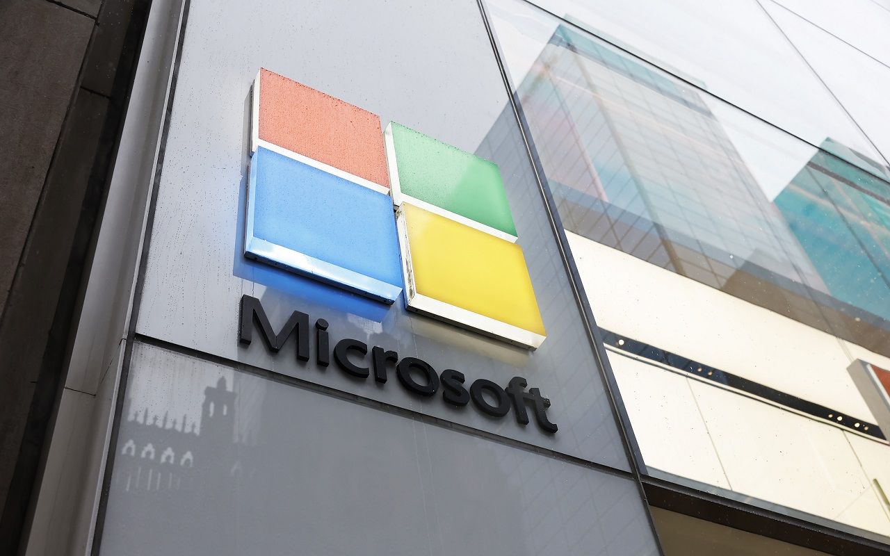 Microsoft compie 50 anni: una storia di innovazione tecnologica dalla rivoluzione del PC all'intelligenza artificiale