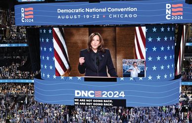 Elezioni USA 2024, lo slogan di Kamala Harris: «L’America non tornerà indietro»