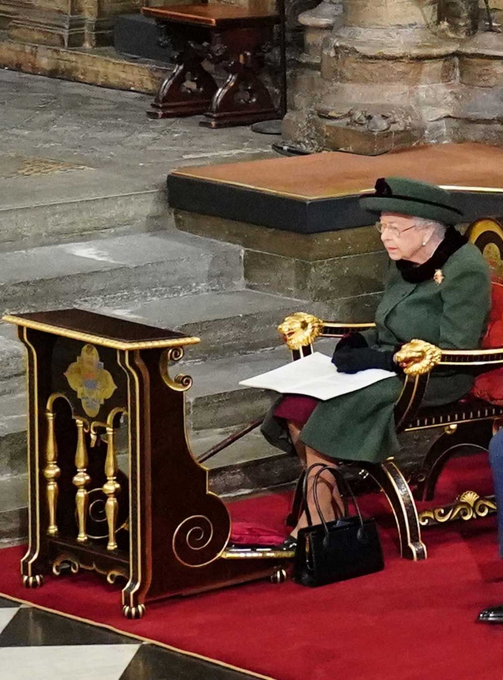 La Regina alla commemorazione di Filippo con il Principe Andrea: lei l&#8217;ha perdonato e a Londra è polemica - immagine 33