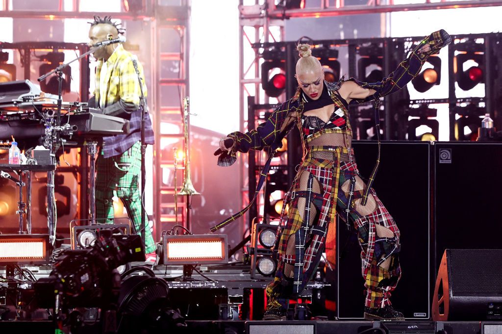 INDIO, CALIFORNIA - APRIL 13: (FOR EDITORIAL USE ONLY) Gwen Stefani of No Doubt performs at the Coachella Stage during the 2024 Coachella Valley Music and Arts Festival at Empire Polo Club on April 13, 2024 in Indio, California. (Photo by Arturo Holmes/Getty Images for Coachella) I look di Coachella 2024, su e giù dal palco - immagine 3