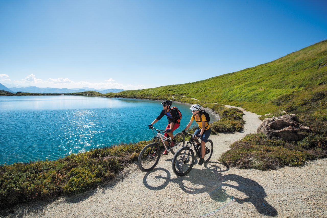 Voglia di pedalare? Le Alpi di Kitzbuhel offrono 800 chilometri di piste ciclabili per mtb e e-bike e 1.200 chilometri di percorsi per bici da corsa