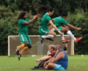 ‘Chi segna vince’ con Michael Fassbender è una storia di calcio così pazza… da essere vera!