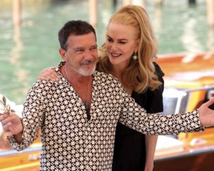 Mostra del Cinema di Venezia: l’arrivo di Nicole Kidman e Antonio Banderas. Video