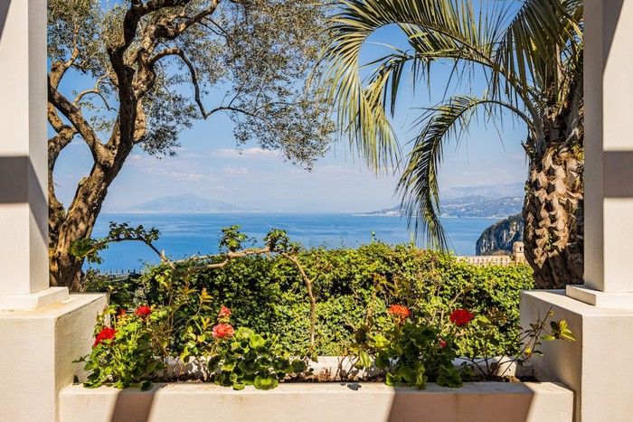Dentro la villa di Christian De Sica a Capri - immagine 7