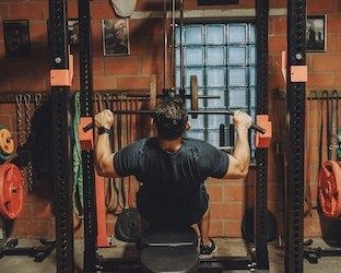 Lat machine: come allenare i muscoli della schiena nel modo corretto