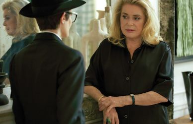 Catherine Deneuve e Chiara Mastroianni in “Marcello mio”: la clip “No, non era un buon kisseur”