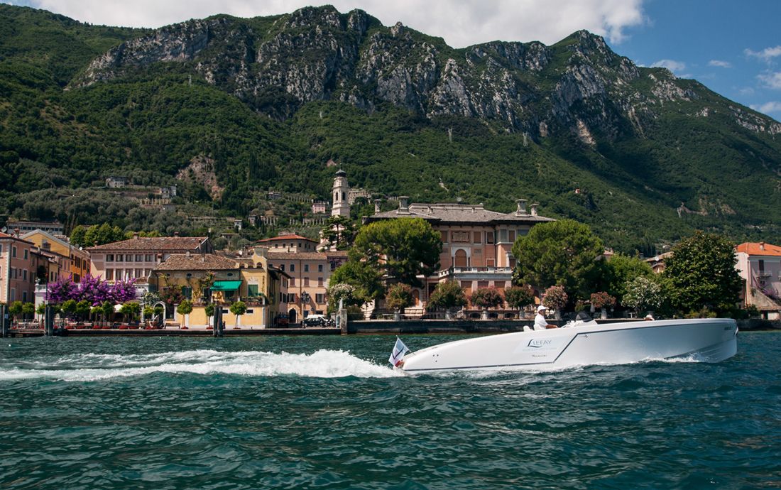 In barca come in limousine sul lago di Garda- immagine 2