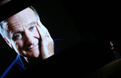 Otto anni senza Robin Williams, l’uomo che volle farci ridere fino all’ultimo: una vita in foto