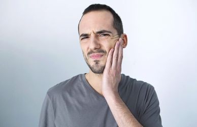 Bruxismo: come agire (in tempo) per evitare danni ai denti