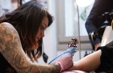 Amanda Toy: «Il tatuaggio (colorato) è terapeutico»