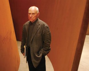 Addio a Richard Serra, artista dell’acciaio e della della nostra contemporaneità