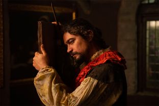 Le luci e le ombre di L’ombra di Caravaggio, tra immagini dipinte e toni da detective story