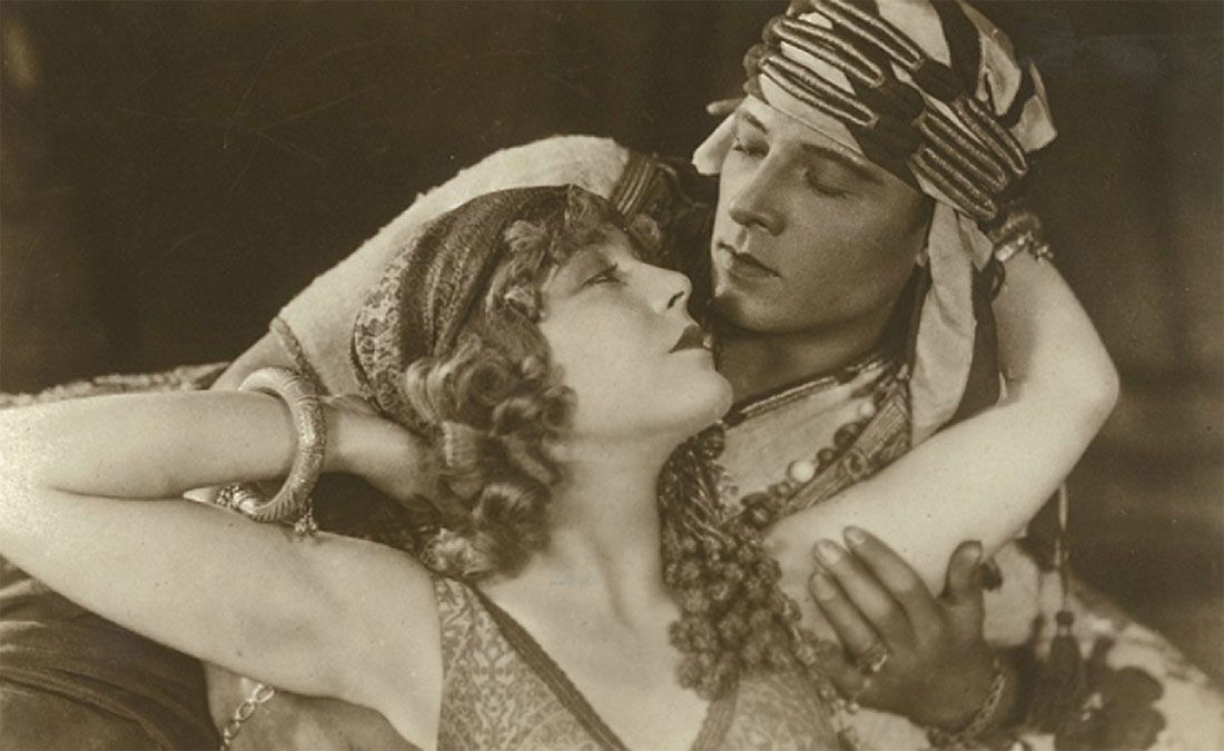 Rodolfo Valentino in una scenda di Il figlio dello sceicco (The Son of the Sheik)