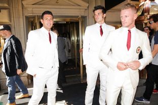 Lino bianco, cravatta rossa. Le divise estive del Milan firmate Dolce & Gabbana