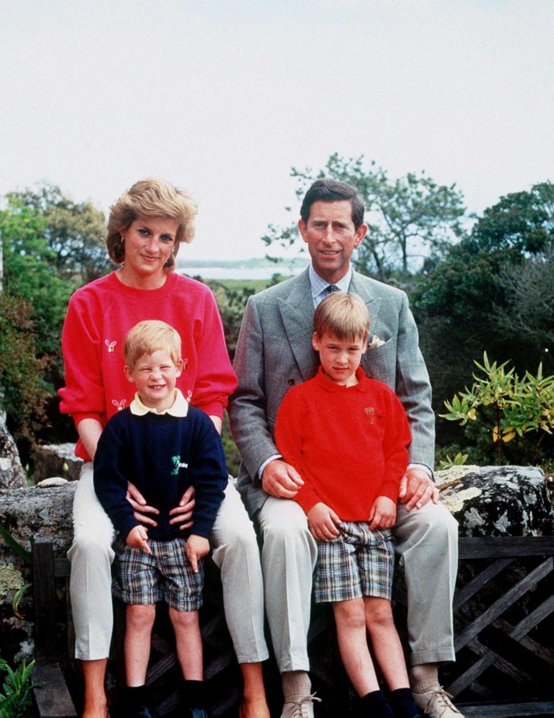 Buon compleanno al principe Harry. Tutte le foto con Lady Diana - immagine 18