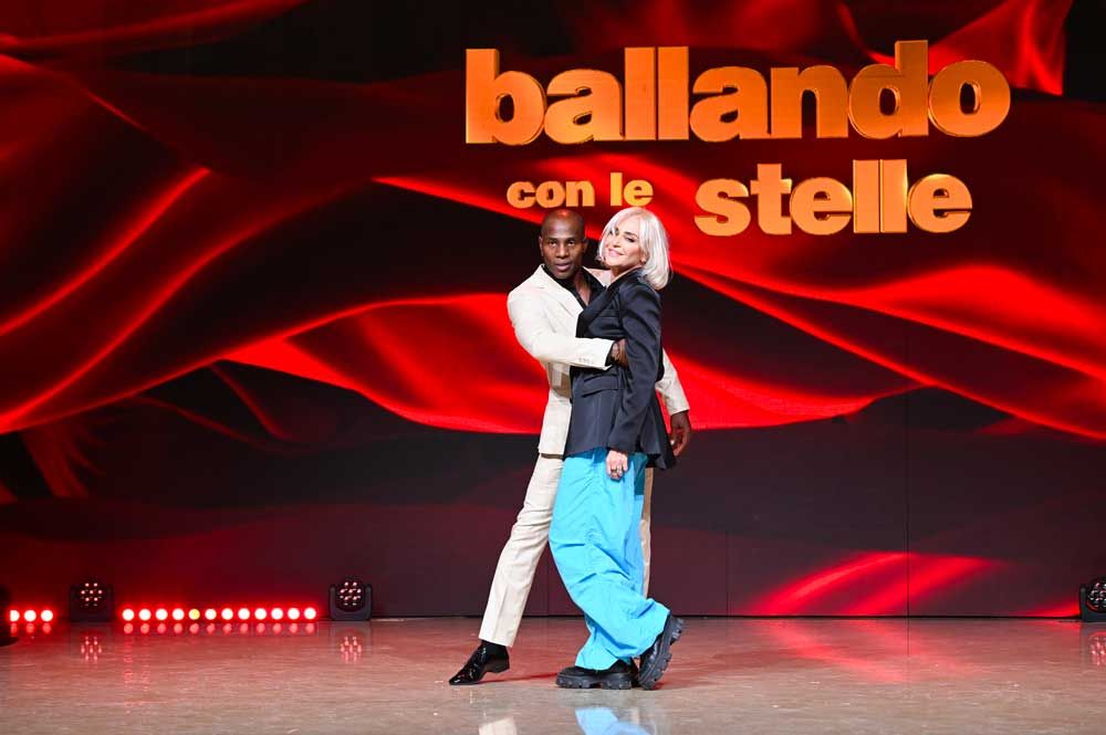 ballando con le stelle 2022 coppie Paola Barale e Roly Maden
