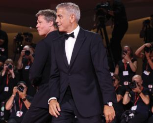 Pitt, Clooney, Law, Brody: al Festival di Venezia gli uomini rubano la scena. Video